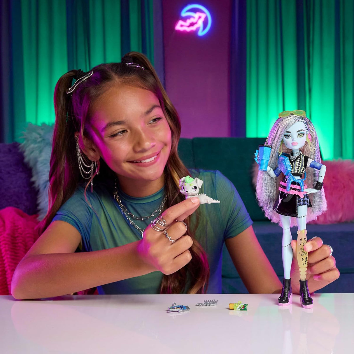 Monster High Fashion Doll: Frankie Stein - Cropped Sweater