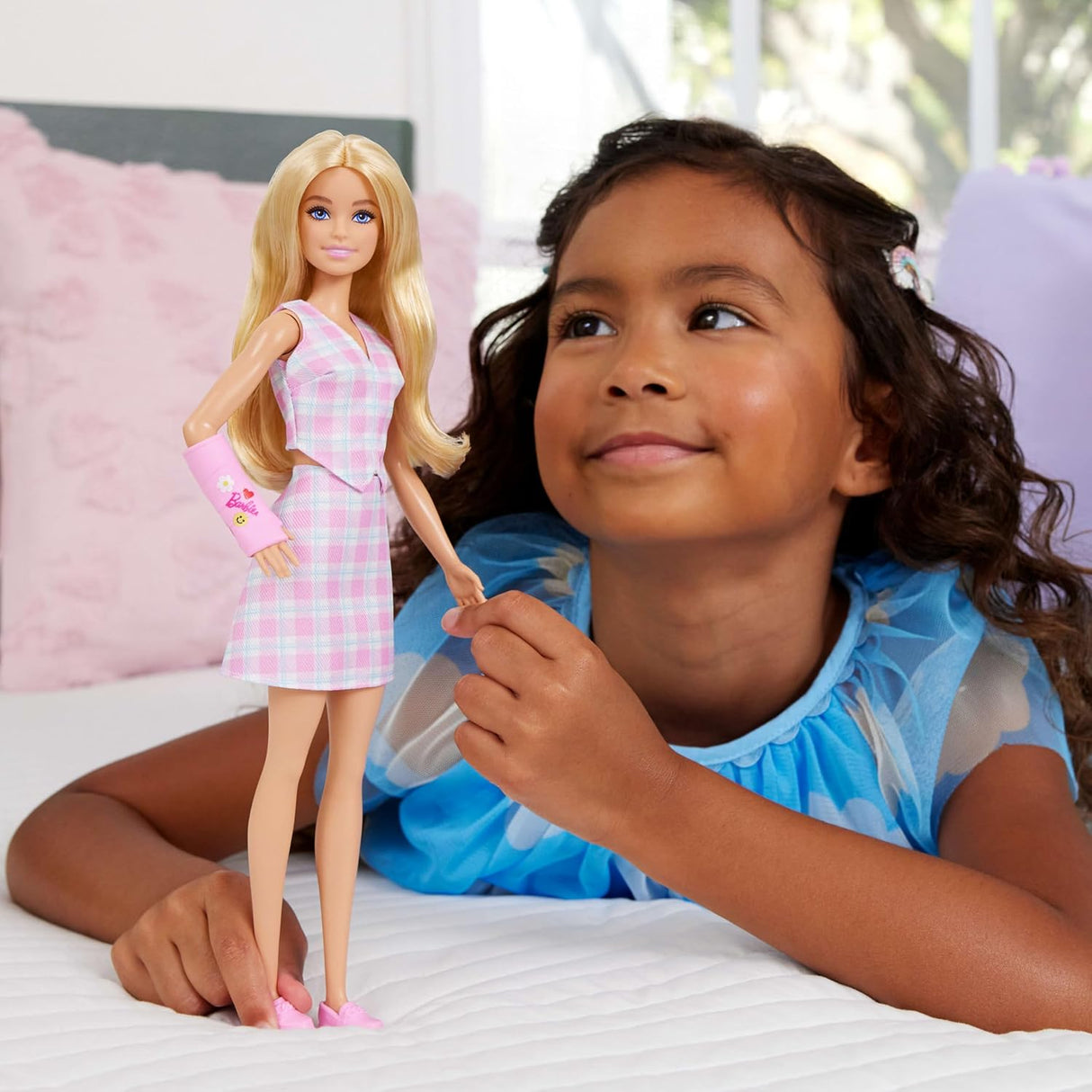 Barbie: Fashionista Doll - Pink Arm Cast