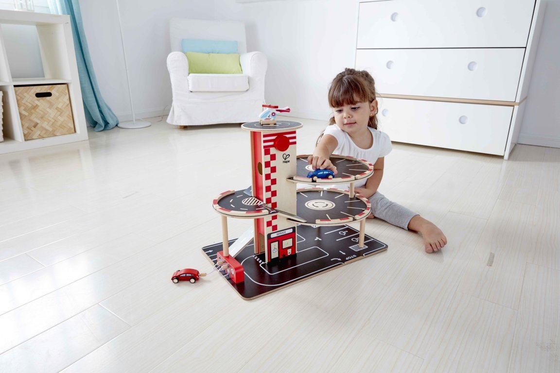 Hape: Park and Go Garage