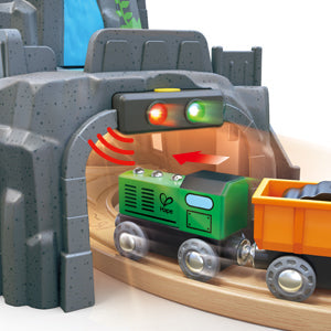 Hape: Light and Sound Mountain Tunnel Set