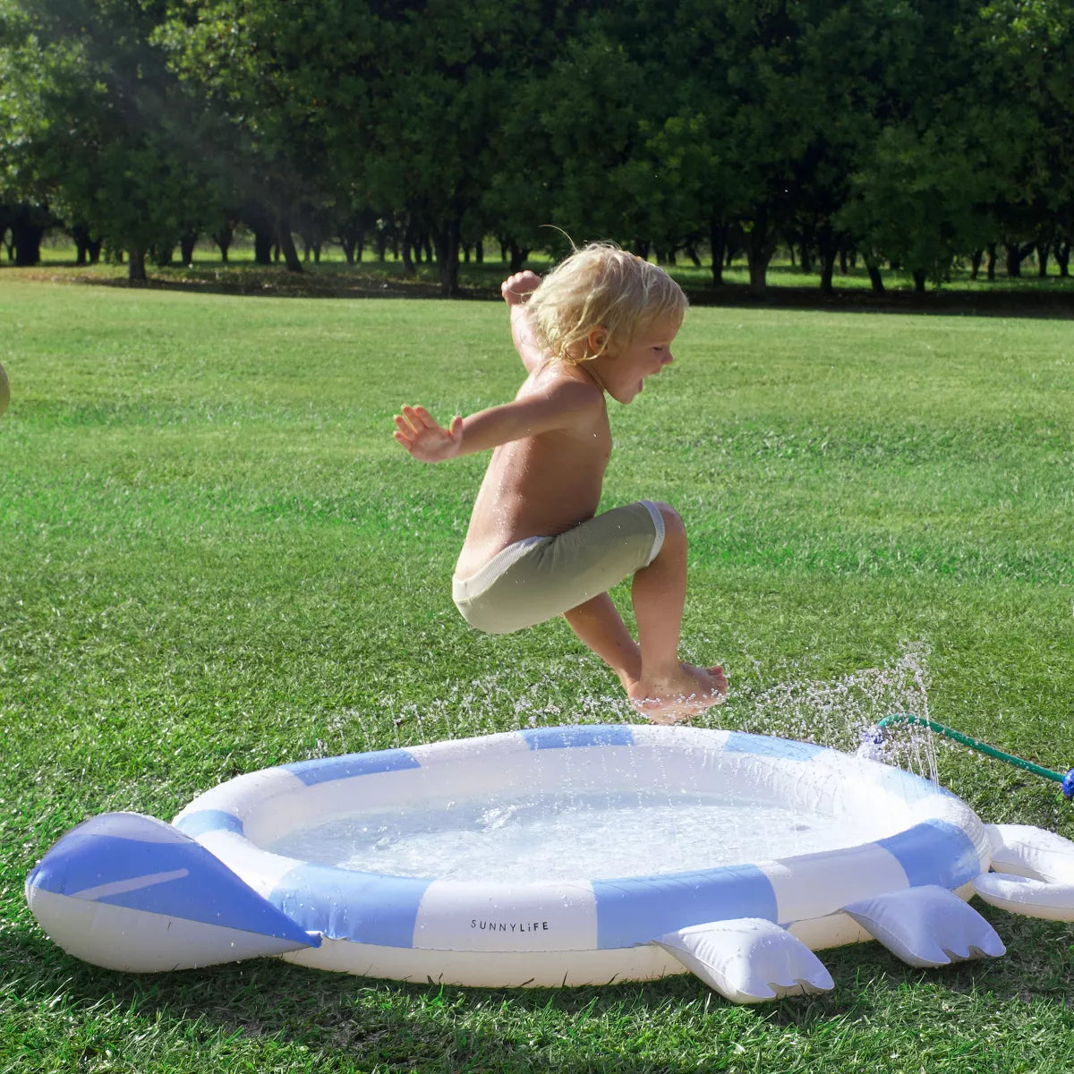 Sunnylife: Kids Sprinkler Mat Into the Wild - Blue