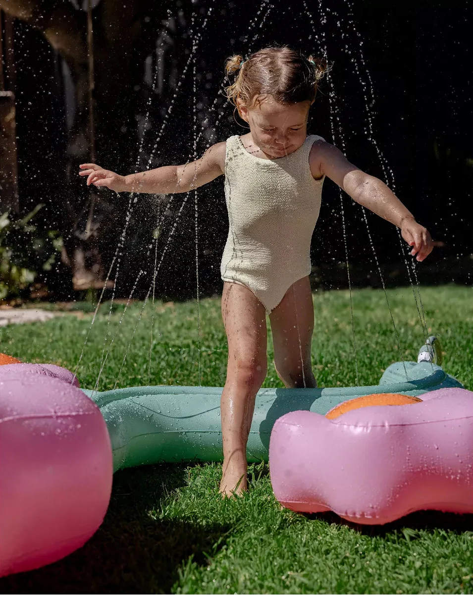 Sunnylife: Inflatable Sprinkler Poppy the Peach