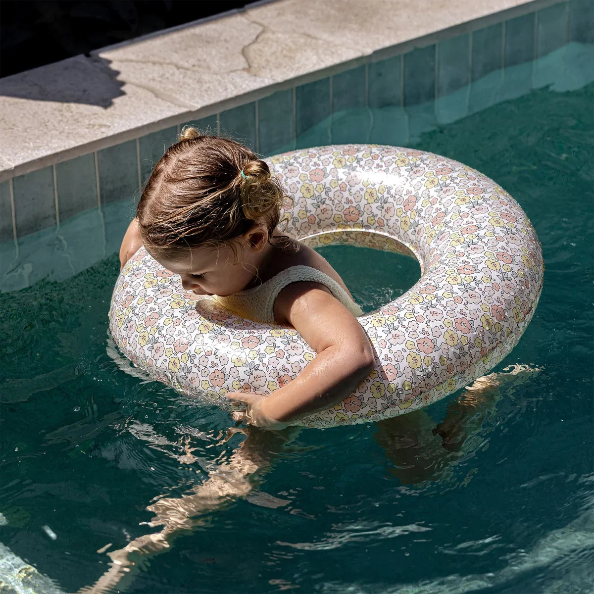 Sunnylife: Mini Tube Pool Ring Into the Garden - Ditsy Floral
