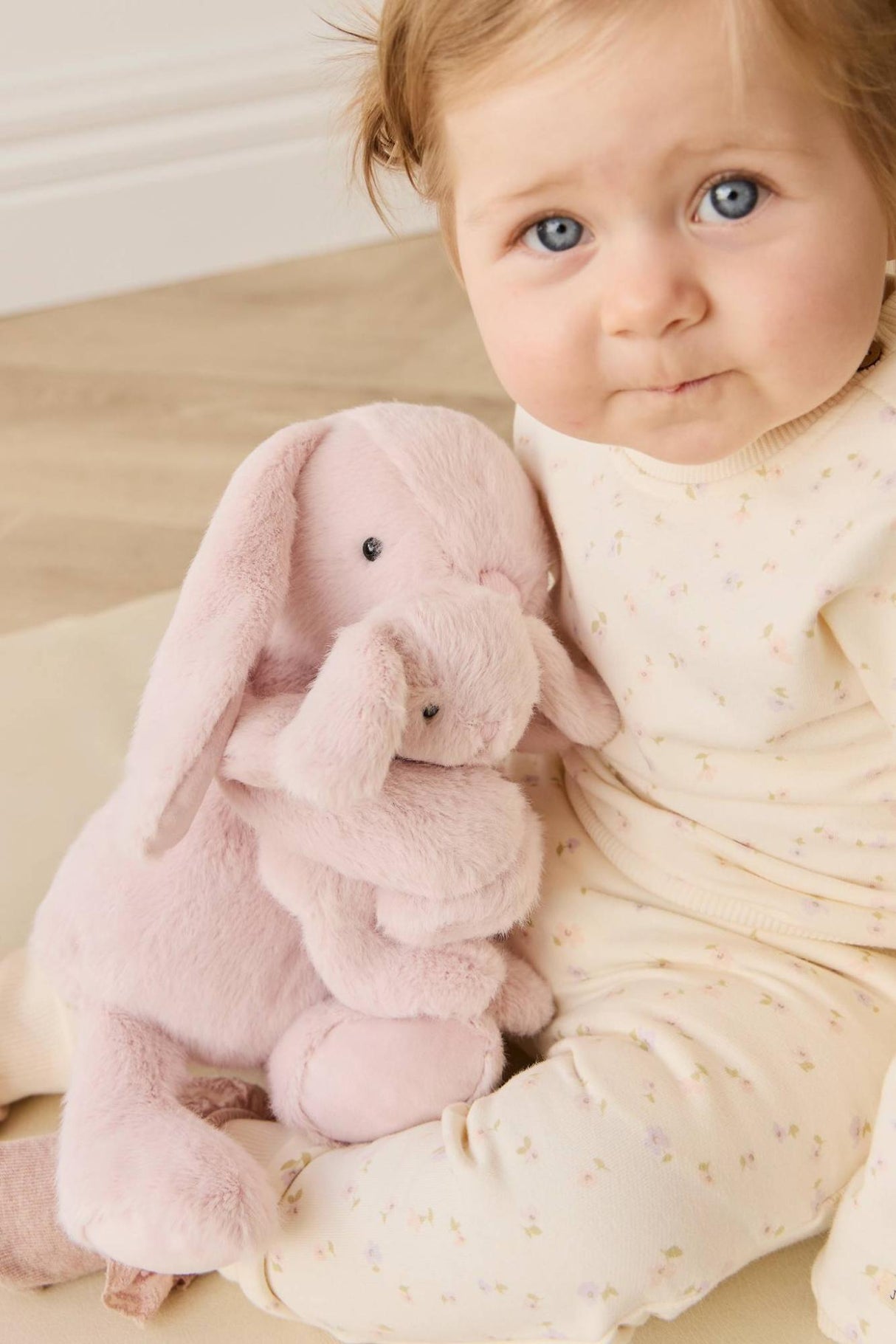 Snuggle Bunnies - Frankie the Hugging Bunny - Blossom 30cm