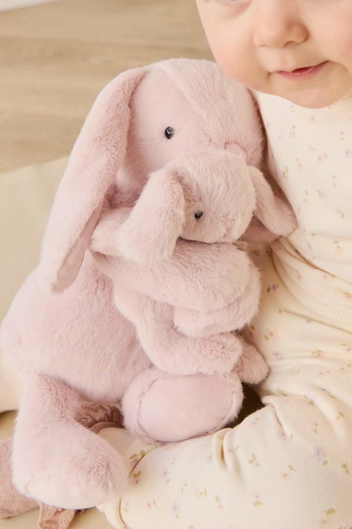 Snuggle Bunnies - Frankie the Hugging Bunny - Blossom 30cm