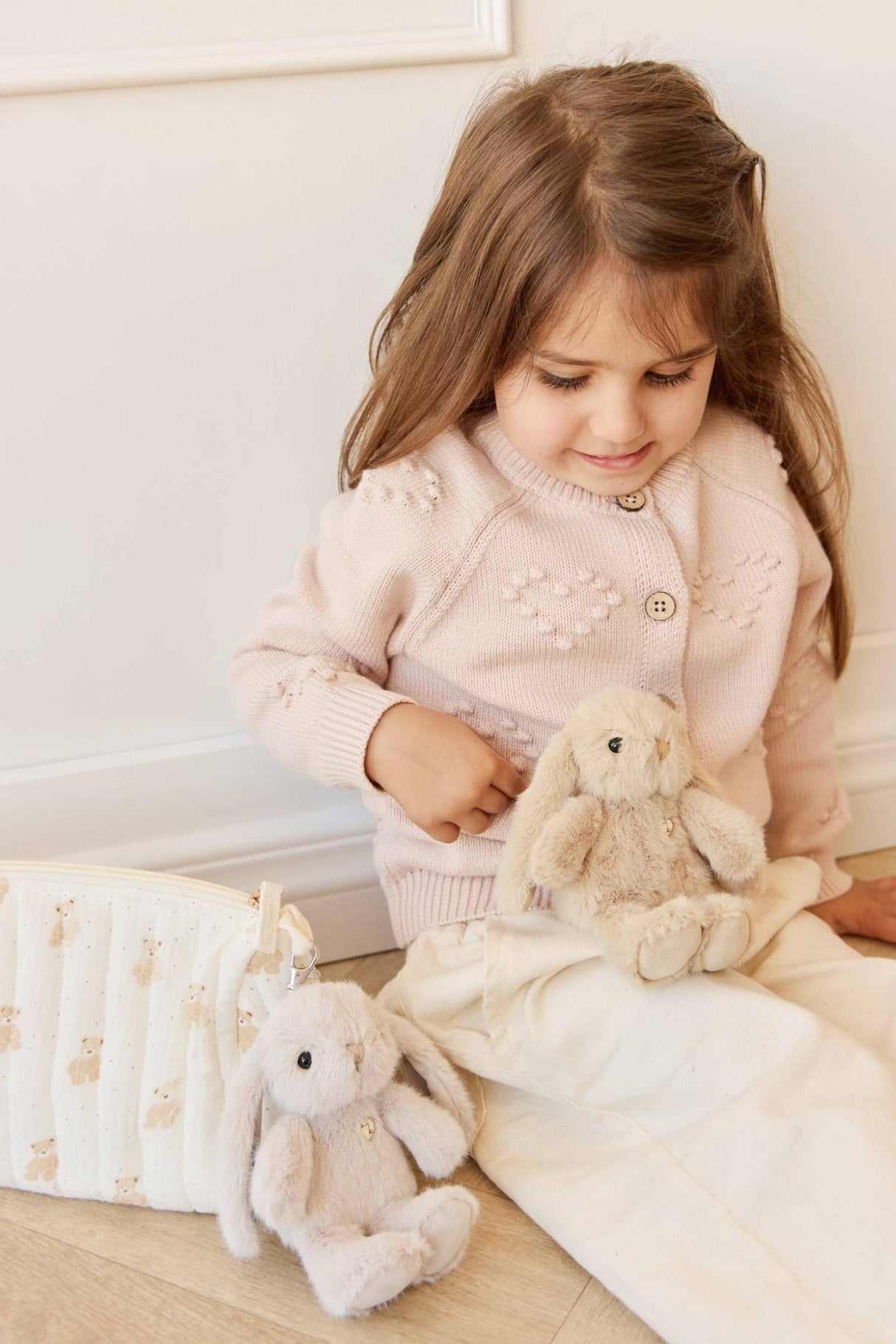 Snuggle Bunnies - Penelope Key Charm - Beige 15cm