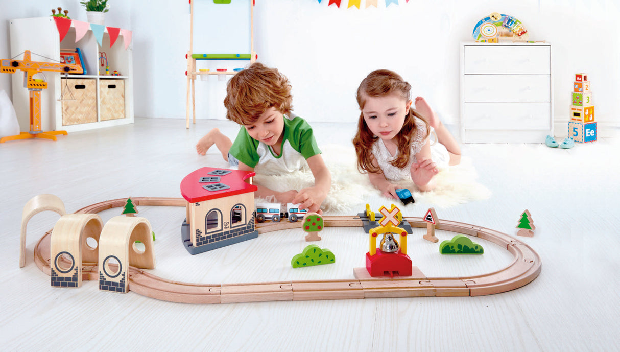 Hape: Big Engine Shed