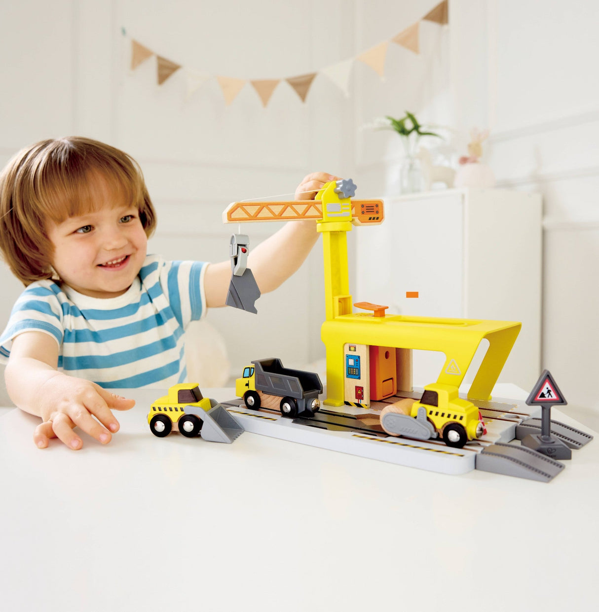 Hape: Railway Crane Construction