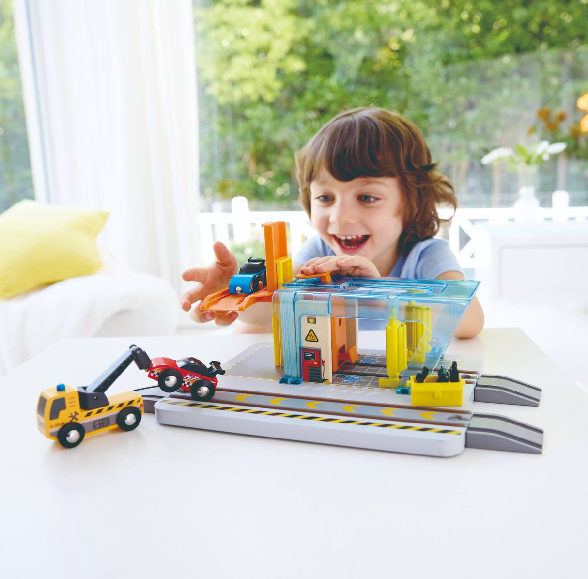 Hape: Vehicles Repair & Wash Station